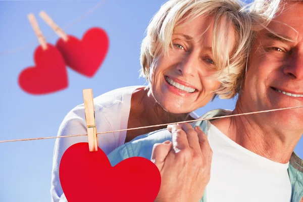 Man die geeft zijn partner een piggy back — Stockfoto