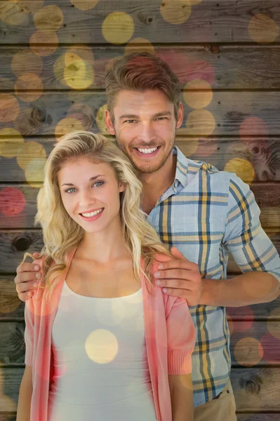 Attrayant jeune couple souriant à la caméra — Photo