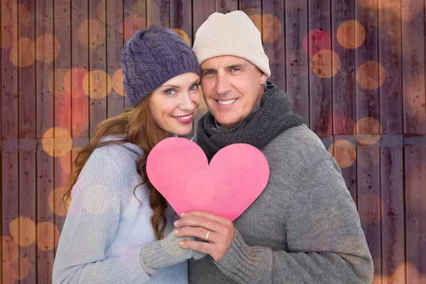 Par i varma kläder håller hjärtat — Stockfoto