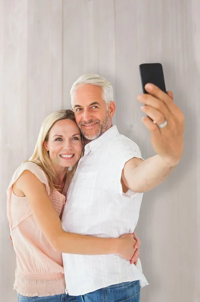 Gelukkige paar poseren voor een selfie — Stockfoto