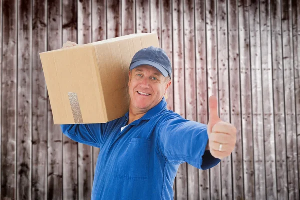 Zusteller hält Karton in der Hand — Stockfoto