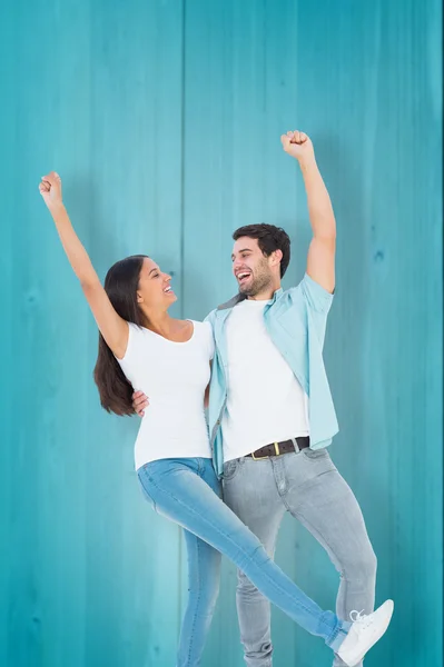 Gelukkige casual paar juichen samen — Stockfoto