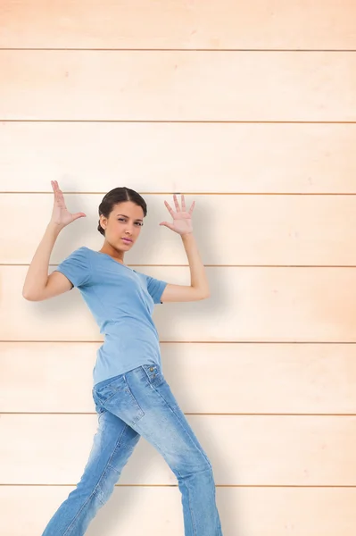 Genervte Brünette gestikuliert — Stockfoto