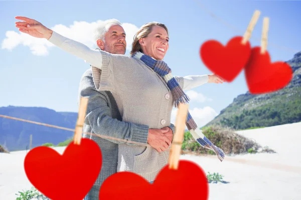 Pareja abrazándose en la playa — Foto de Stock