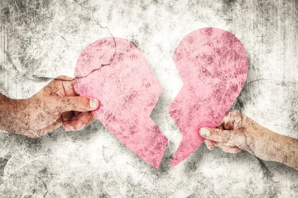 Couple holding halves of broken heart — Stock Photo, Image