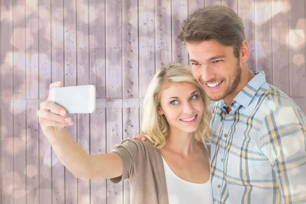 Pareja tomando una selfie juntos — Foto de Stock