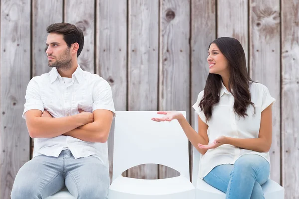 Brunette boos vriendje van de leningverstrekking — Stockfoto