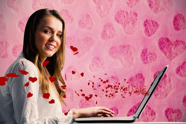 Podnikatelka psaní na její laptop — Stock fotografie