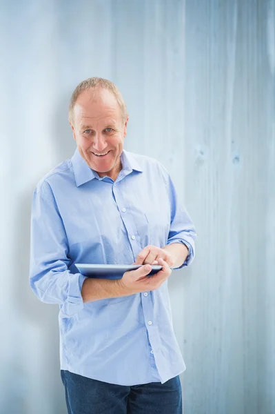 快乐成熟的男人，使用自己的 tablet pc — 图库照片