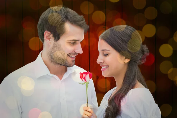 Homem oferecendo sua namorada uma rosa — Fotografia de Stock