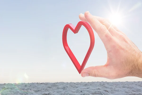 Mano presentando corazón contra horizonte — Foto de Stock