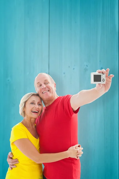 Pareja madura tomando una selfie juntos — Foto de Stock
