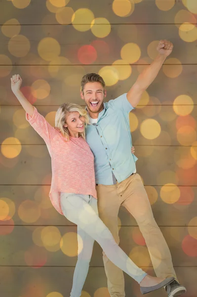 Aantrekkelijke paar glimlachend en gejuich — Stockfoto