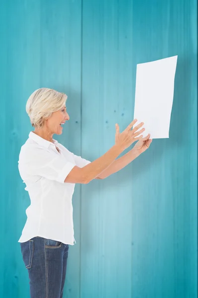 Mujer gritando a trozo de papel —  Fotos de Stock