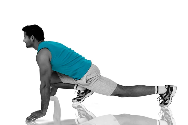 Adatto uomo facendo esercizio di stretching — Foto Stock