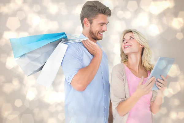 Casal segurando sacos de compras — Fotografia de Stock