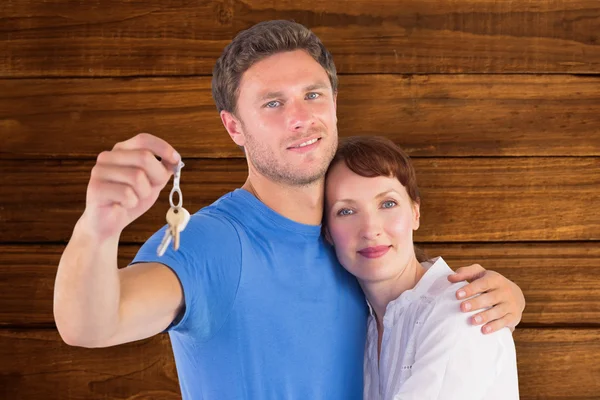 Casal segurando chaves para casa — Fotografia de Stock