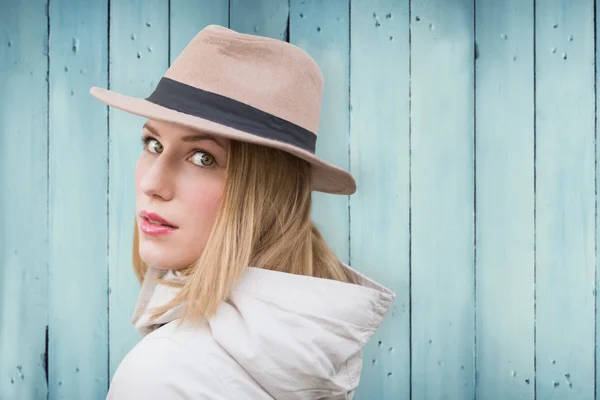 Hübsche Hipster-Blondine gegen Holzplanken — Stockfoto