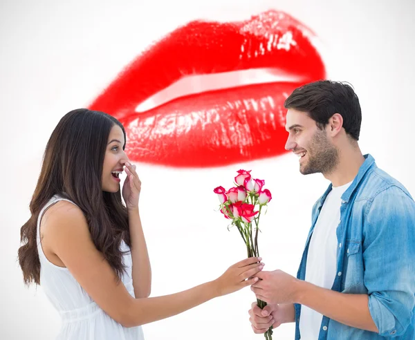 Glücklicher Hipster schenkt seiner Freundin Rosen — Stockfoto