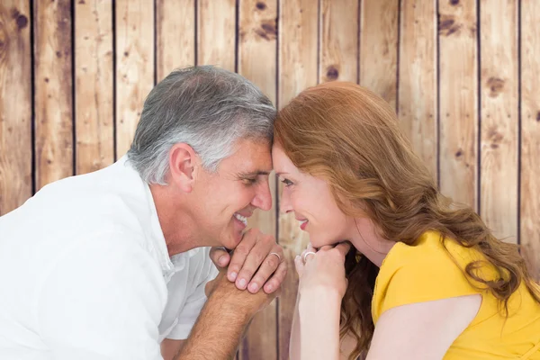 Casual paar glimlachen bij elkaar — Stockfoto