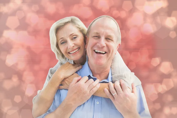 Couple embracing smiling at camera — Stock Photo, Image