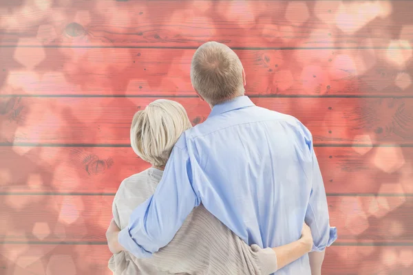 Pareja madura abrazándose y mirando — Foto de Stock