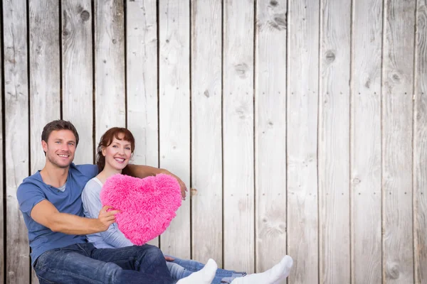 Casal segurando um grande coração — Fotografia de Stock