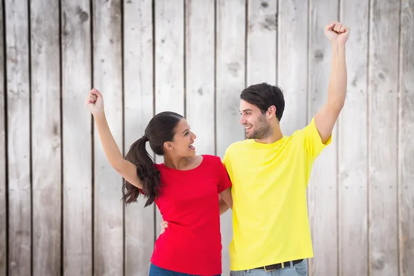 Par jublar i röda och gula t-shirts — Stockfoto