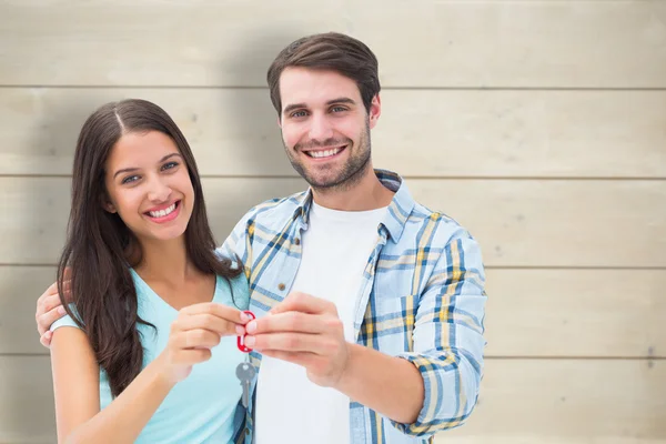 Pareja mostrando nueva llave de la casa — Foto de Stock