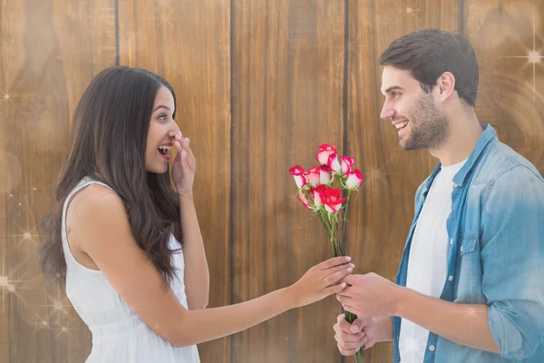 Bederní, dávat jeho přítelkyně růže — Stock fotografie