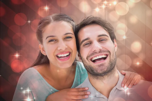 Bonito casal sorrindo para a câmera — Fotografia de Stock