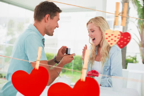 Homme proposant le mariage à sa petite amie choquée — Photo