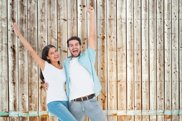 Pareja animando juntos contra el pino desvanecido —  Fotos de Stock