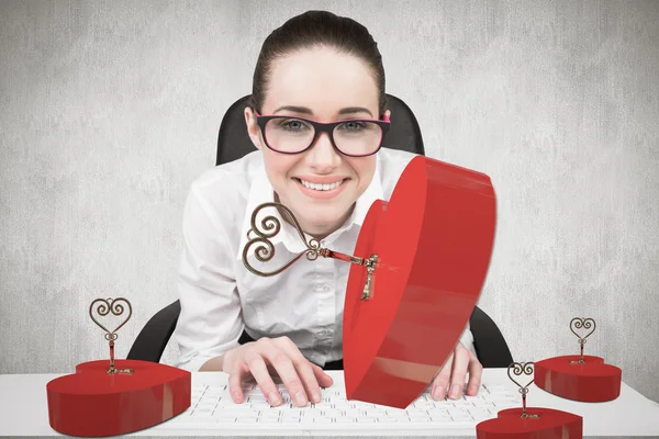 Mujer de negocios escribiendo en un teclado — Foto de Stock