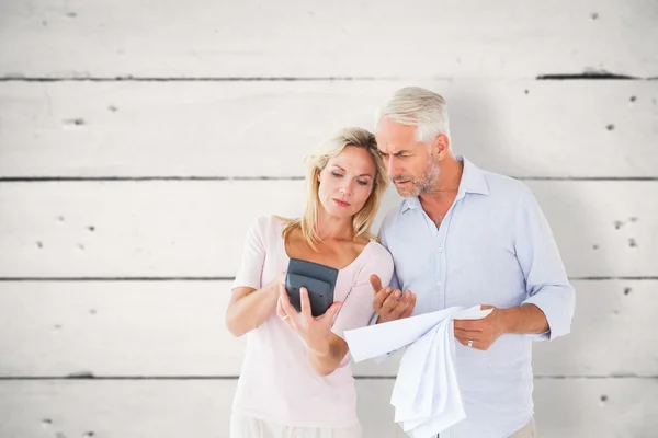 Besorgtes Paar arbeitet seine Rechnungen aus — Stockfoto