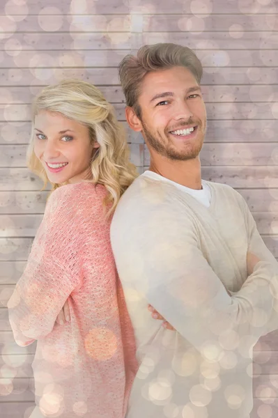 Casal atraente sorrindo com os braços cruzados — Fotografia de Stock