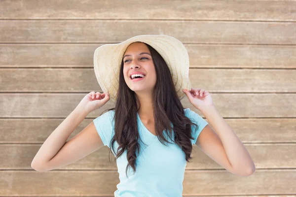 Šťastná mladá bruneta nošení klobouku proti slunci seběhla — Stock fotografie