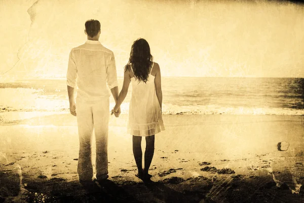 Dvojice drží za ruce a pozorovat vlny — Stock fotografie