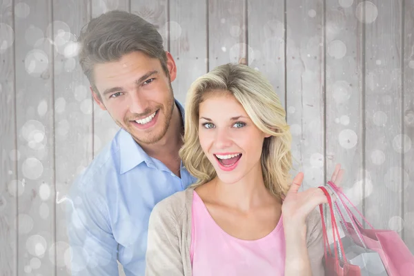 Paar hält Einkaufstüten in der Hand — Stockfoto