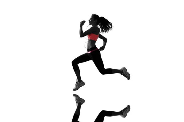 Здоровая женщина бегает перед зеркалом — стоковое фото