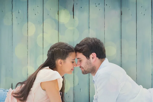 Casal jovem atraente sorrindo um para o outro — Fotografia de Stock