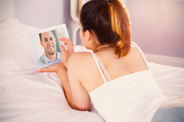 Frau benutzt Tablet mit Mann im Homeoffice — Stockfoto