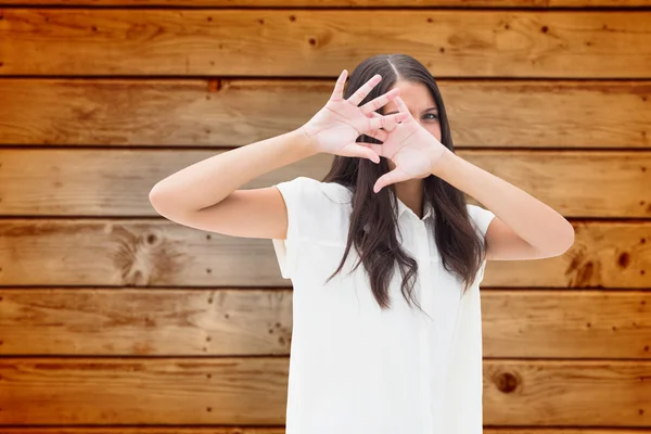 Angstig brunette die betrekking hebben op haar gezicht — Stockfoto