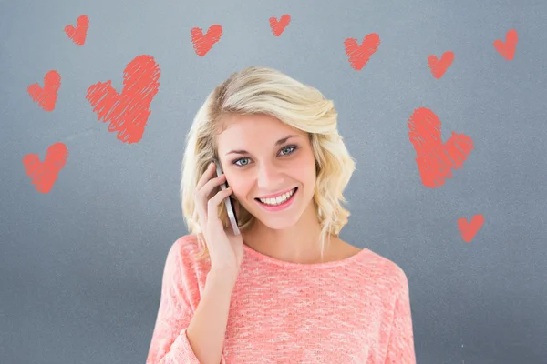 Mooie blonde gebruikend haar smartphone — Stockfoto