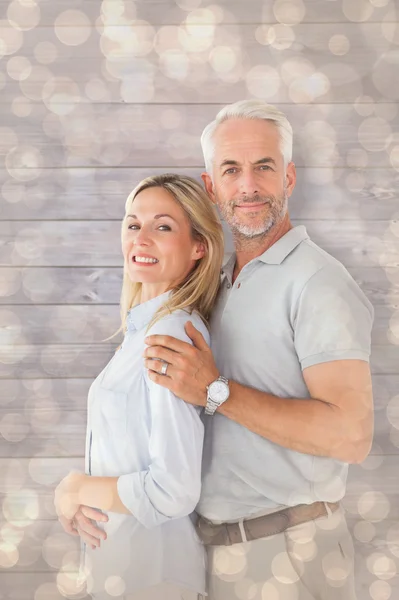 Casal feliz sorrindo para a câmera — Fotografia de Stock