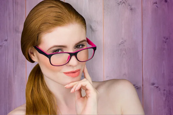 Güzel kızıl saçlı gözlüklü poz — Stok fotoğraf