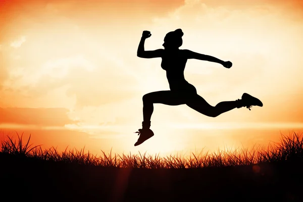Koşma ve atlama uygun kadın — Stok fotoğraf