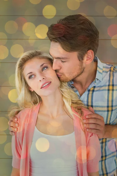 Atraente jovem casal sorrindo juntos — Fotografia de Stock