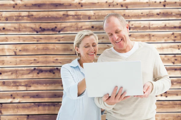 Gelukkige volwassen paar met behulp van laptop — Stockfoto