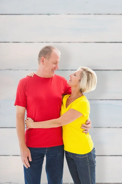 Szczęśliwa para dojrzałych przytulanie — Zdjęcie stockowe